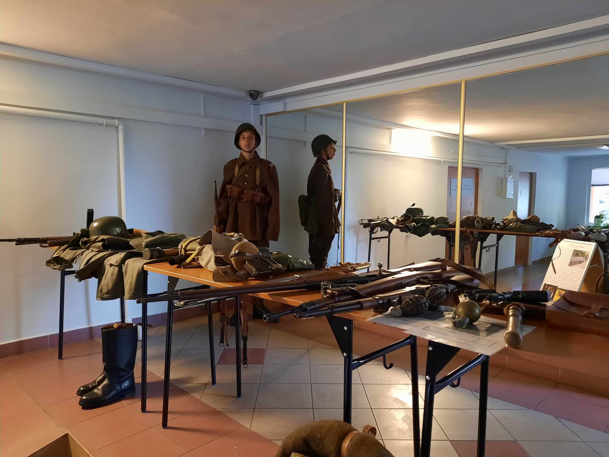 Grupa rekonstrukcji przygotowała ekspozycję dawnego sprzętu wojskowego.